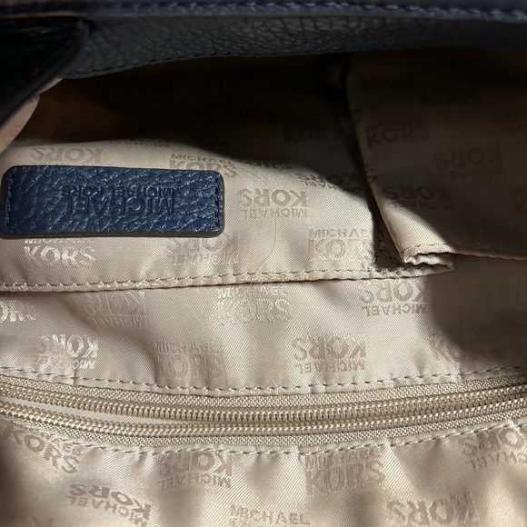 Michael Kors Jet Set Blue Leather Shoulder Bag. - Picture 2 of 7